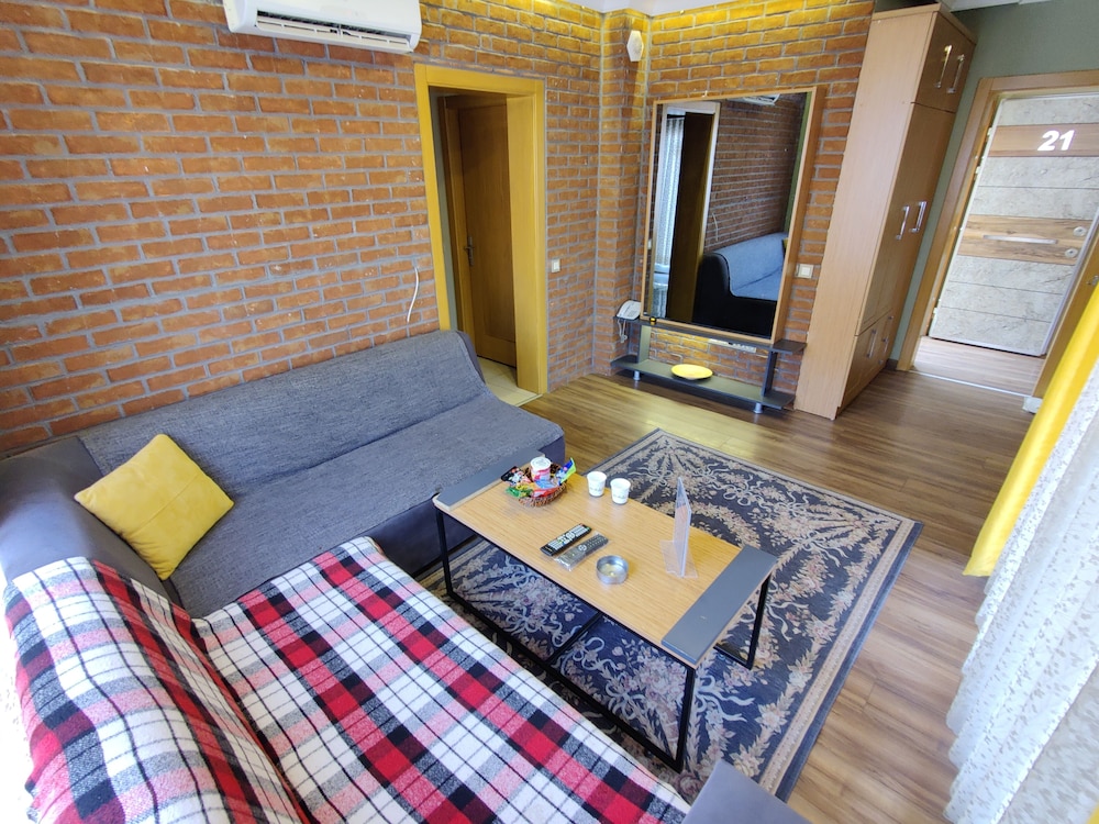 جناح فاخر بسرير كوين بشرفة مع أريكة، Concept House 5/7
