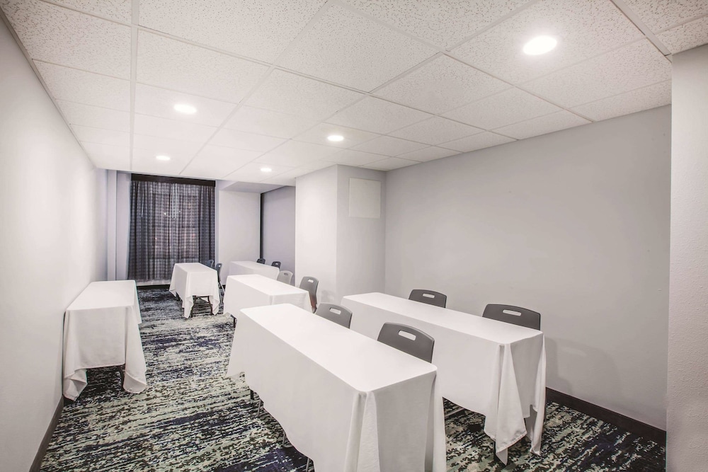 Holiday Inn Express - Dallas Downtown, an IHG Hotel 66/73