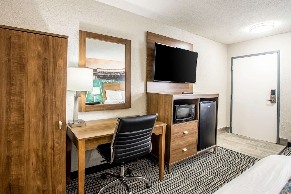 Clarion Pointe East Lansing University Area 27/33