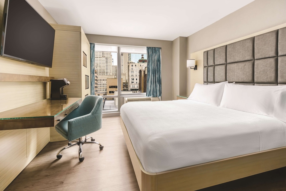 STANDARD, KING BED, BALCONY