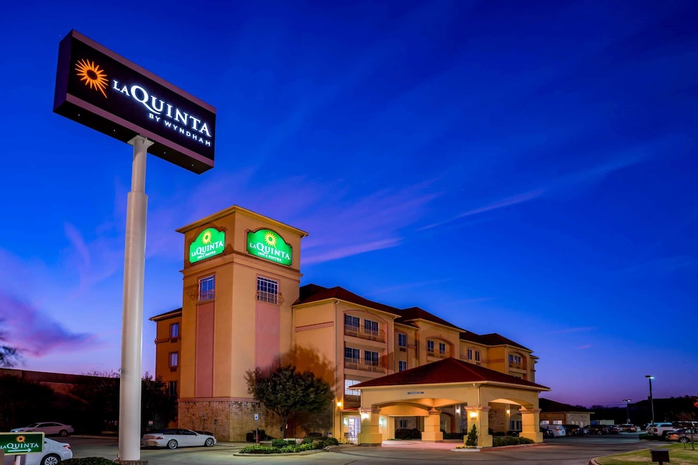 La Quinta Inn & Suites by Wyndham DFW Airport West - Bedford 2/41