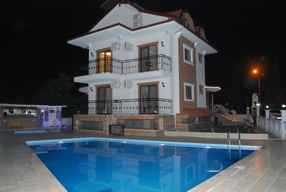 Funda Hotel 3/30