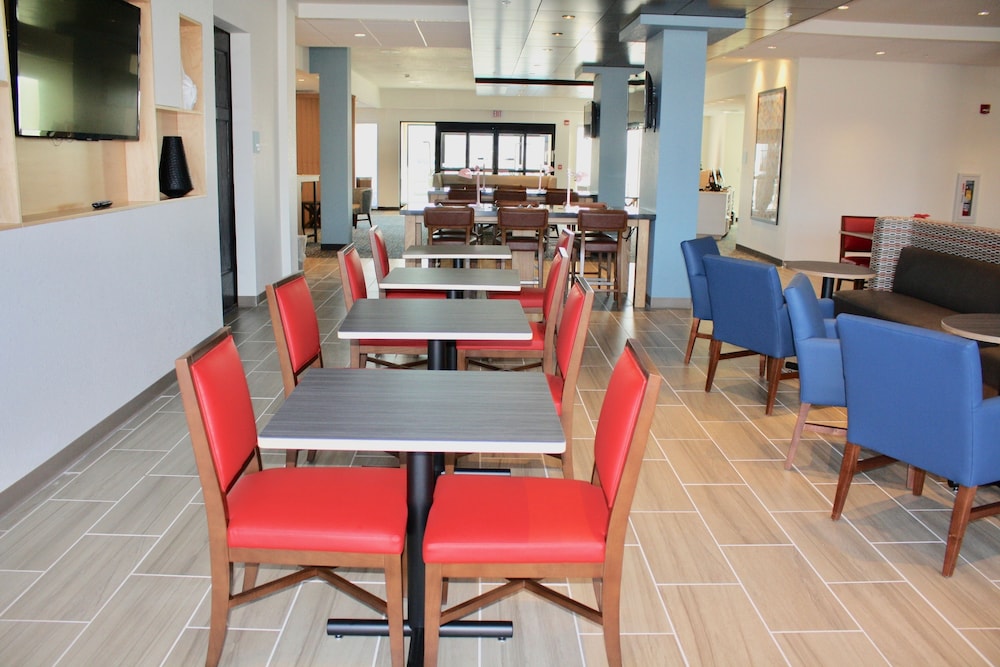 Holiday Inn Express & Suites Kirksville - University Area 25/38