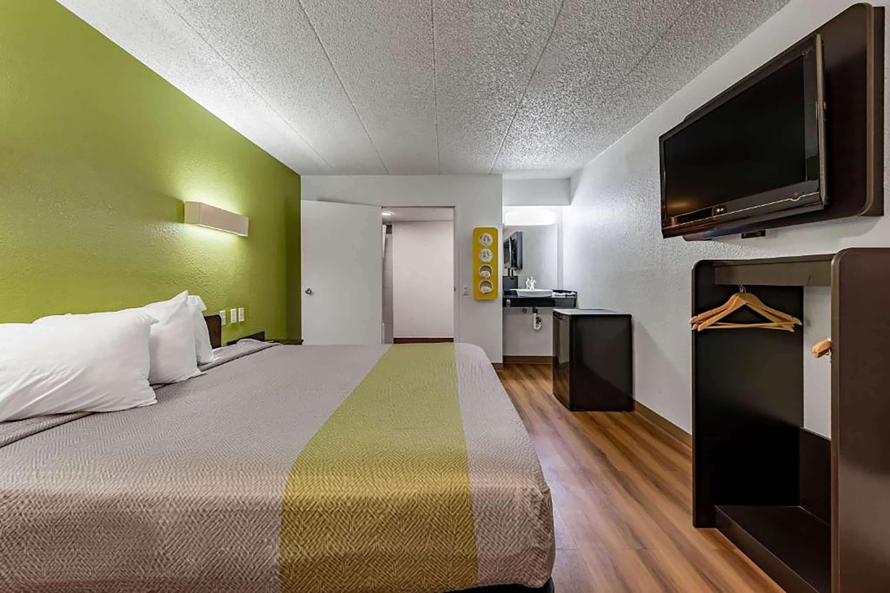 ROOM, KING BED