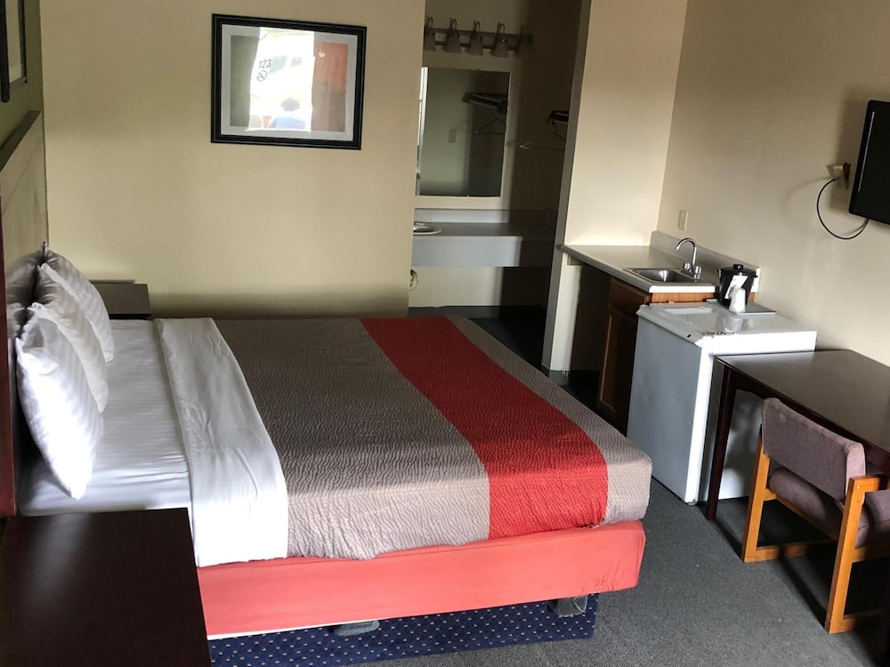 Salt Creek Inn 8/36