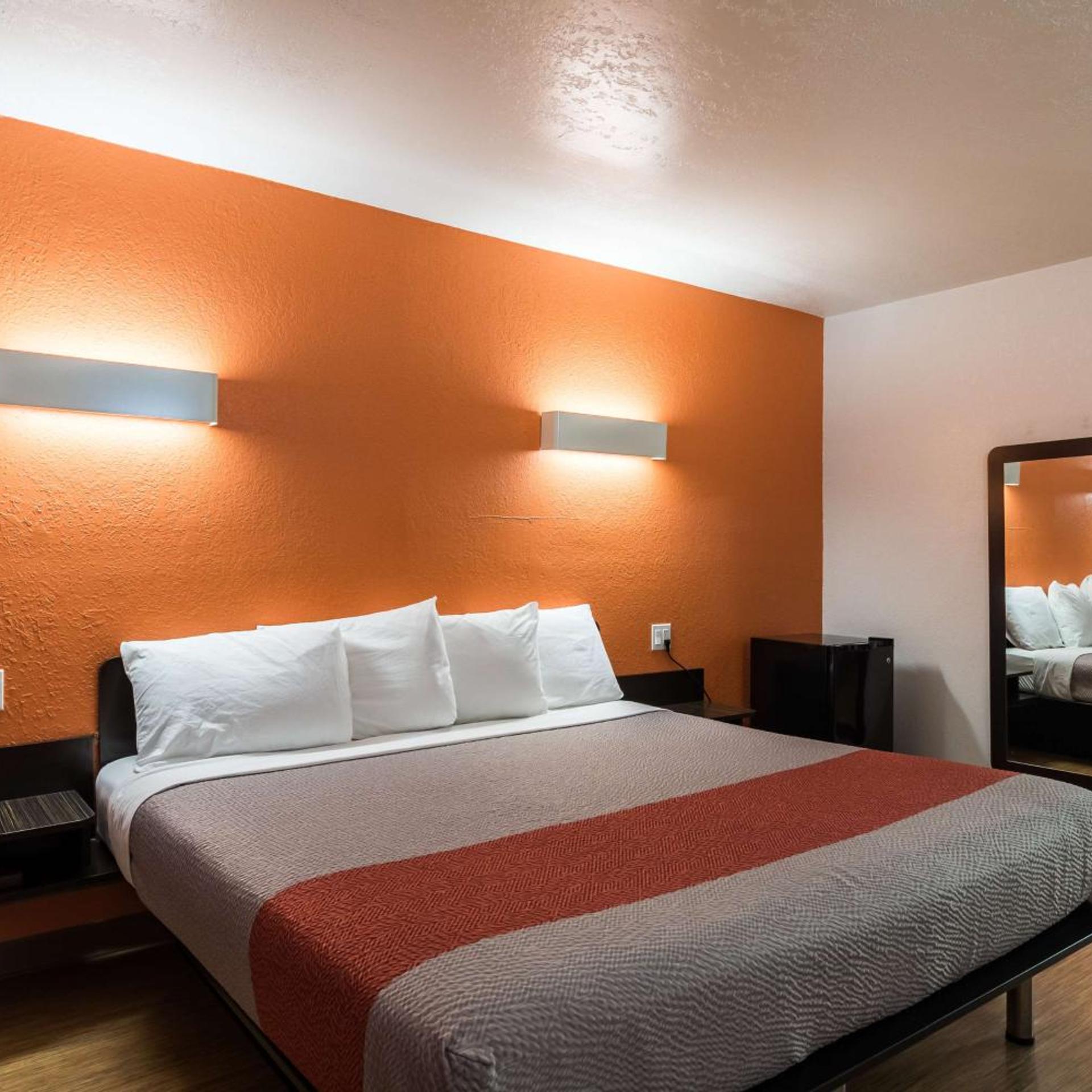 1 King Bed - Mobility Access Ri Shwr Nsmk، Motel6 Uvalde, TX 6/10