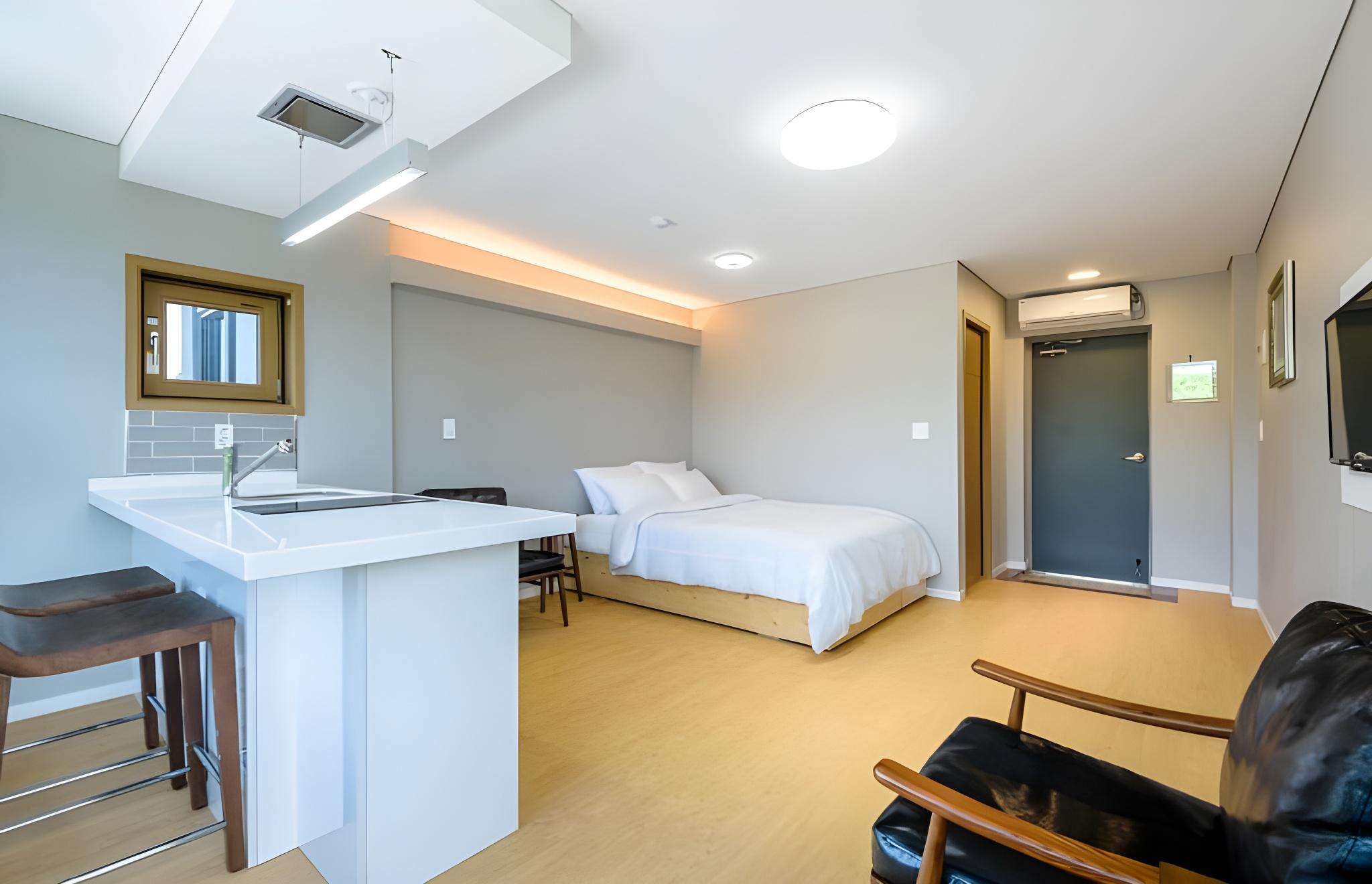 ROOM, MOUNTAIN VIEW