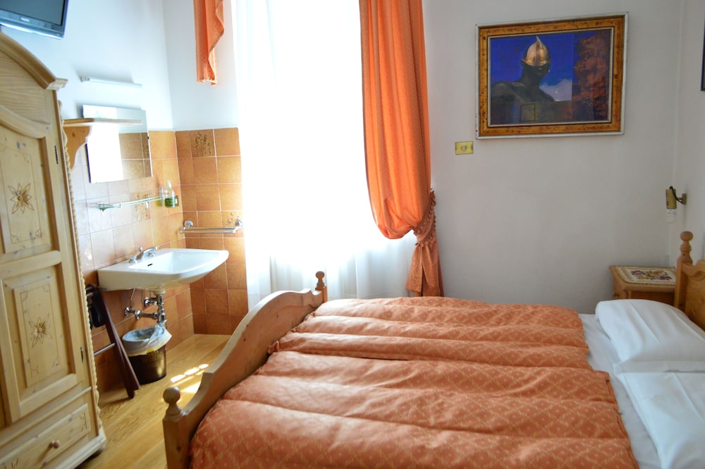 Montana Hotel 26/69