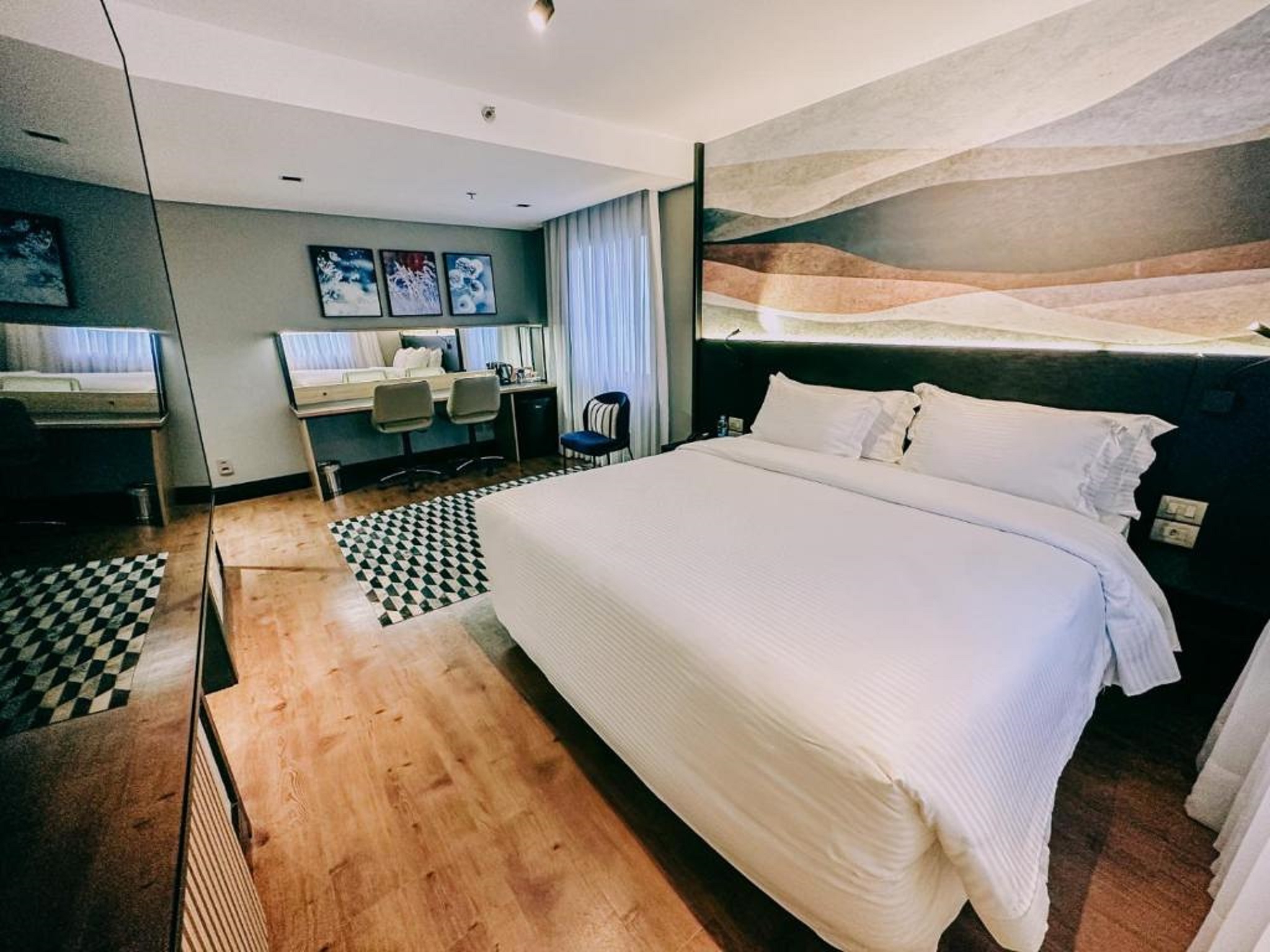 LUXURY, KING BED