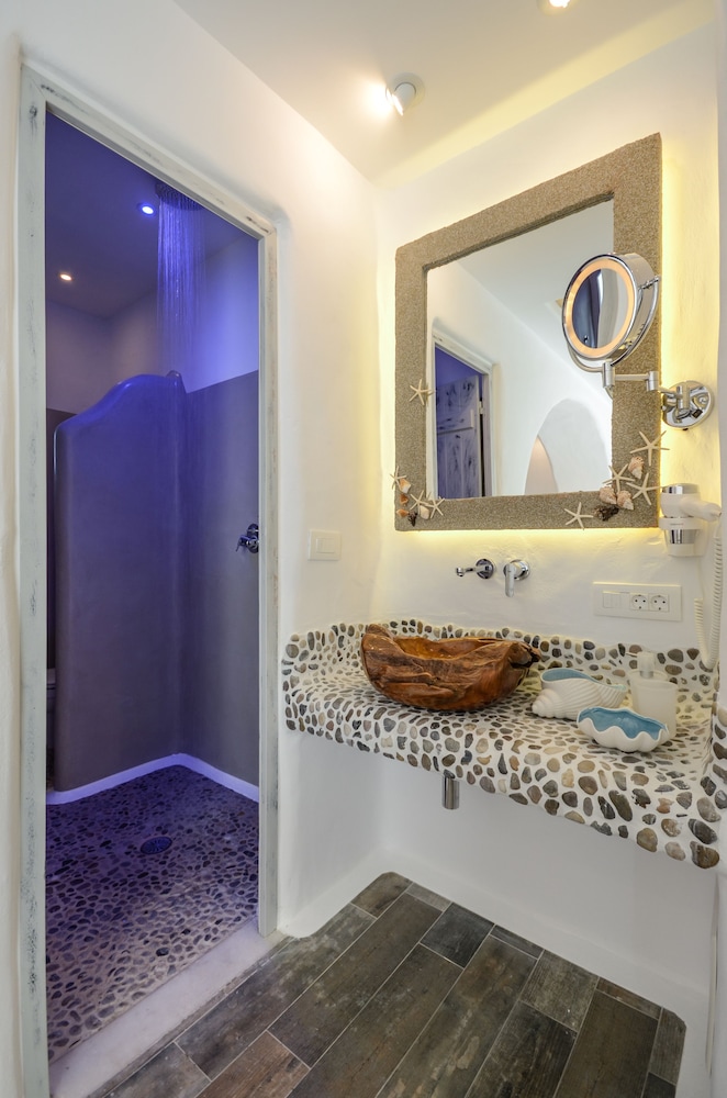 Naxos Island Escape Suites 69/71