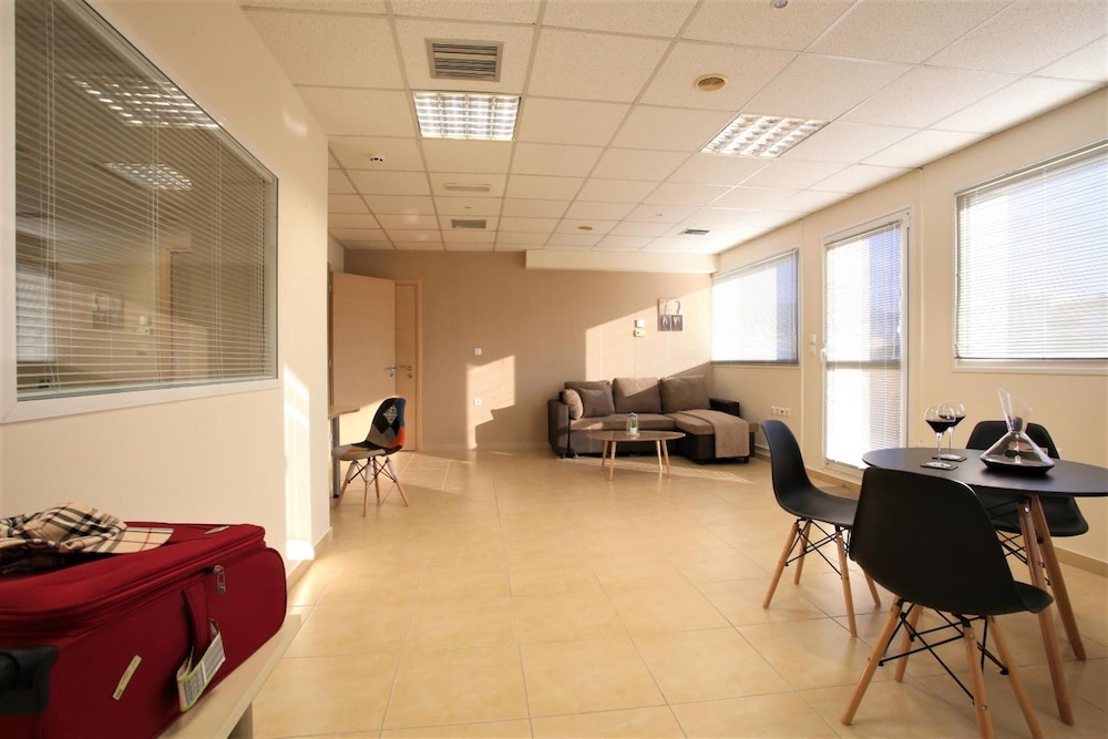 GK Airport Suites 28/49