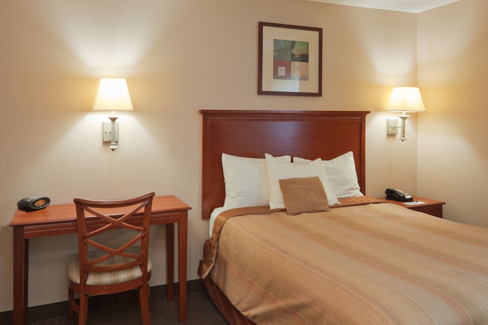 Candlewood Suites Lafayette- River Ranch 16/58