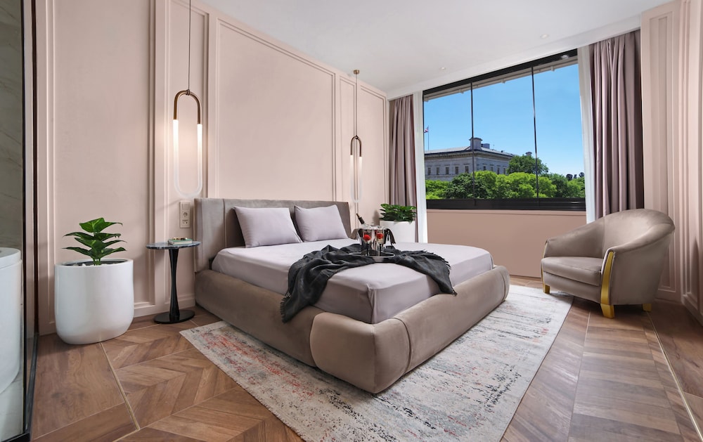 SUITE, KING BED, HOT TUB