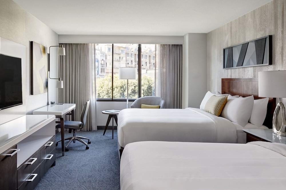 room, 2 queen beds, courtyard view