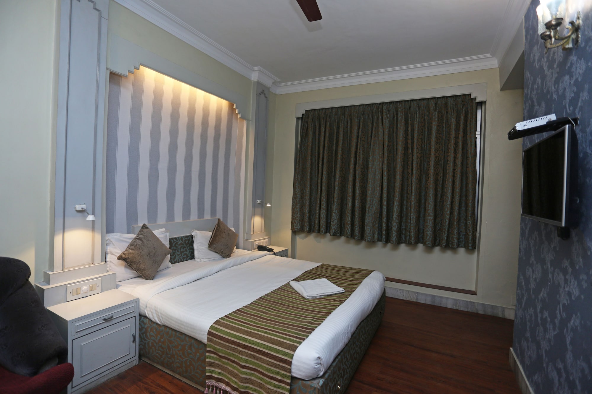 DELUXE, DOUBLE BED
