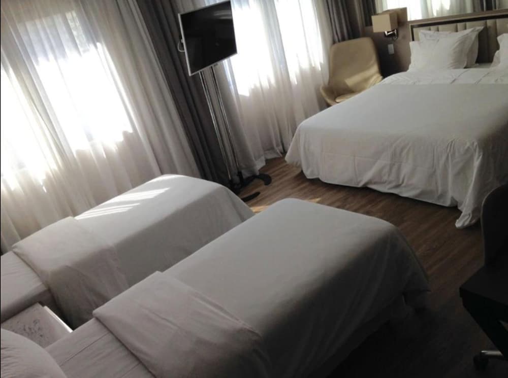Family, 1 Double and 3 Single Beds، Hotel Atlantico Prime (ex Slaviero Lifestyle Rio de Janeiro) 2/3