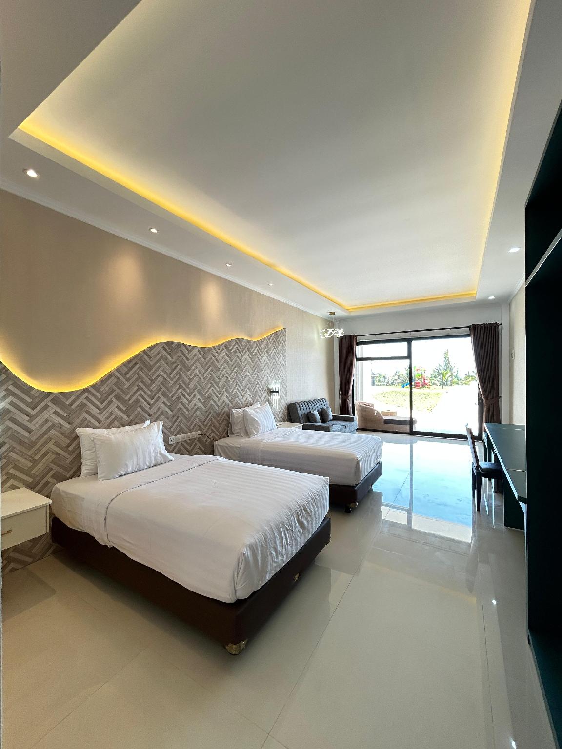 Premier, Twin Beds, Pool Access