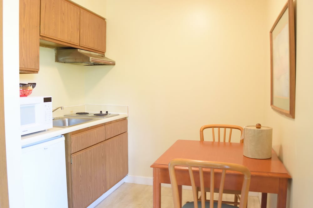Great Lakes Inn and Suites 33/45