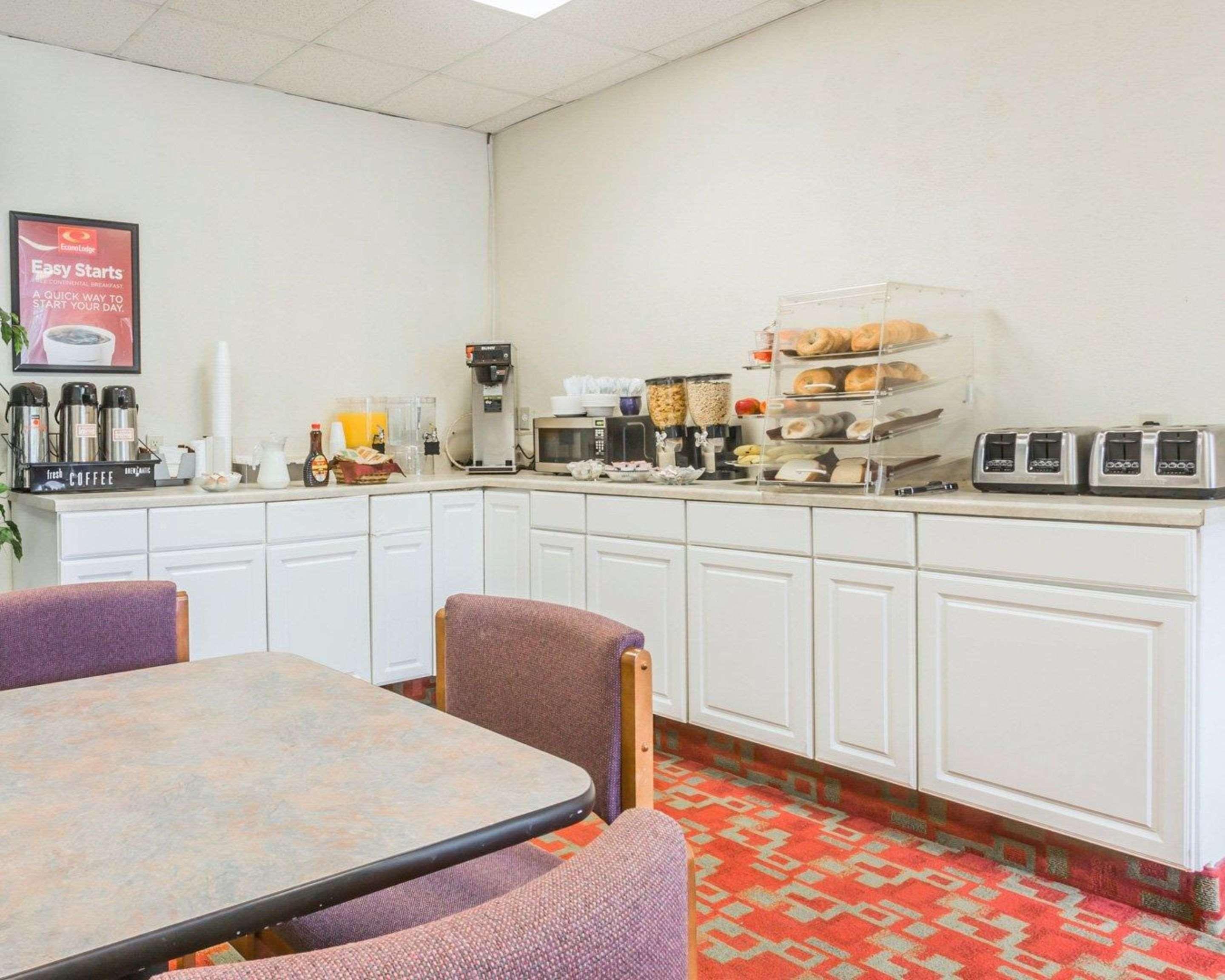 Econo Lodge Near Stewart Inter 11/16