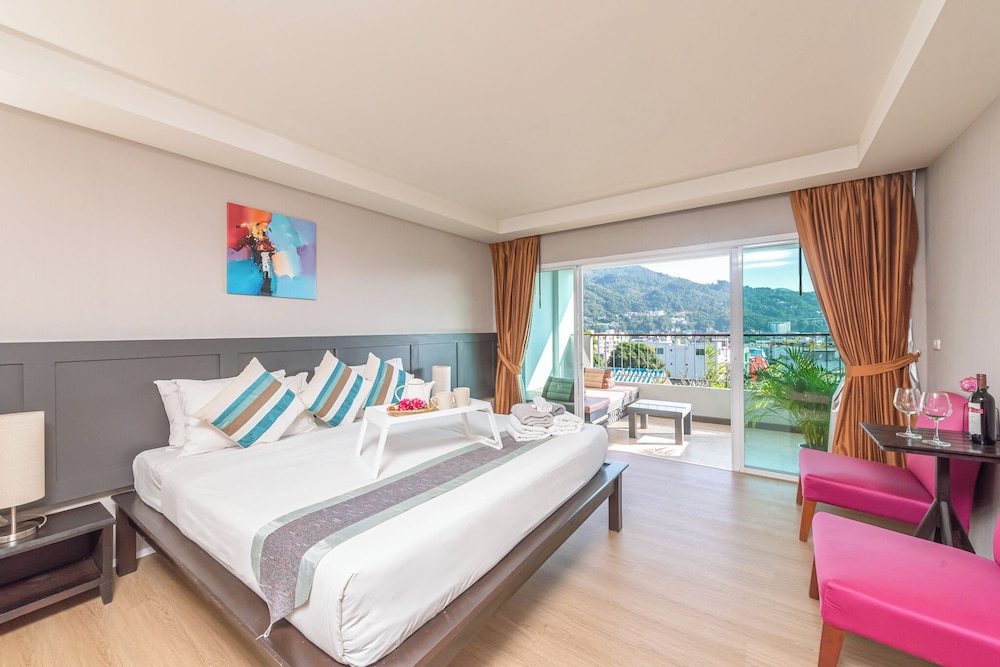 DELUXE, DOUBLE OR TWIN BED, MOUNTAIN VIEW