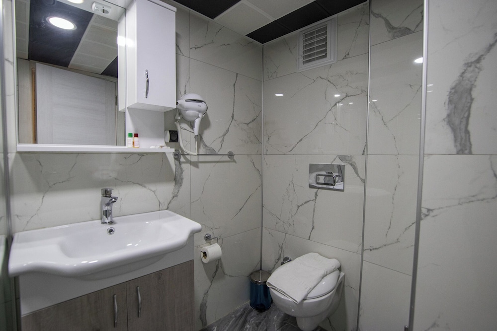 Emilia Hotel 84/88