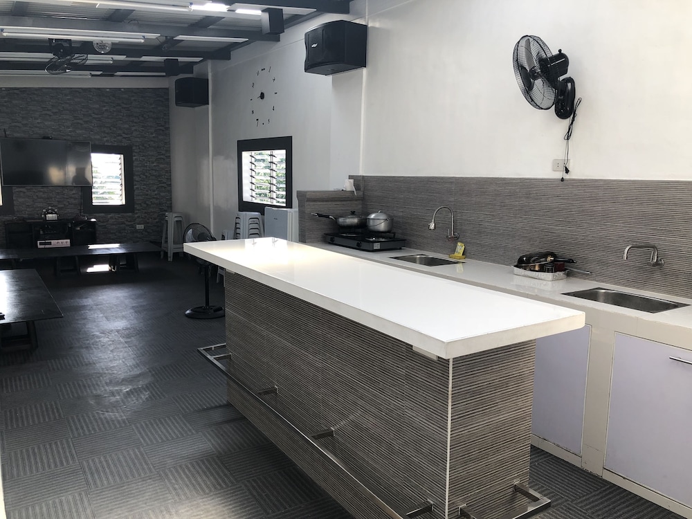 Ervoruto Hostel Makati 4/28