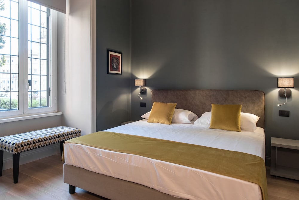 CLASSIC, QUEEN BED, CITY VIEW
