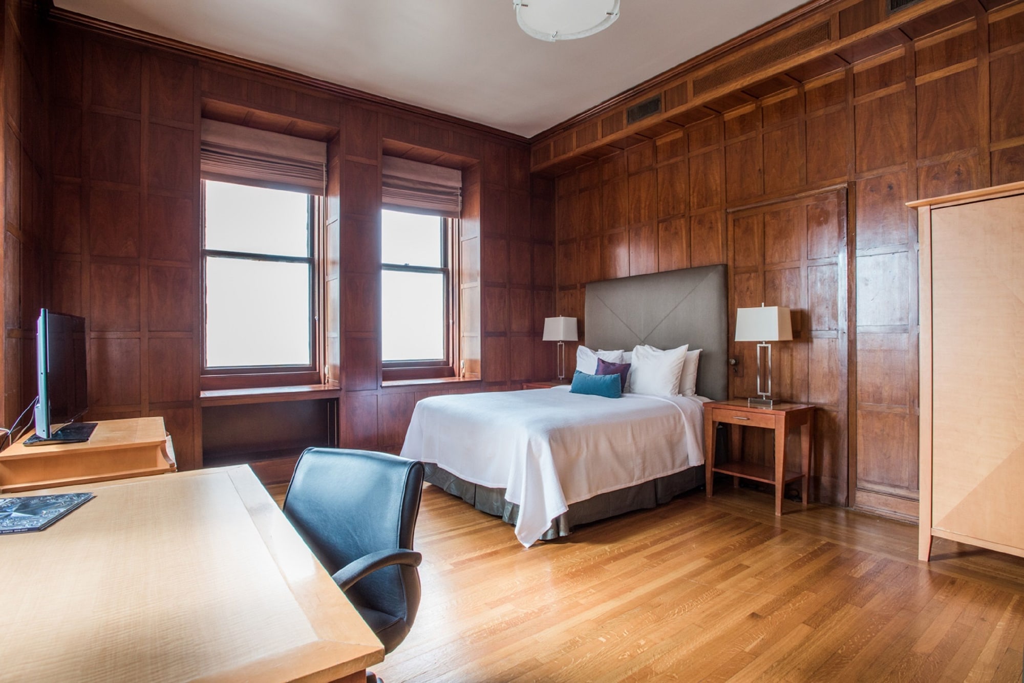 Deluxe, Queen Bed, Parlor