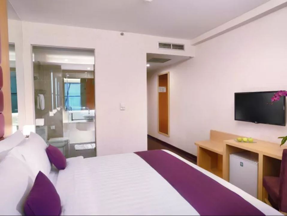 DELUXE, DOUBLE OR TWIN BED
