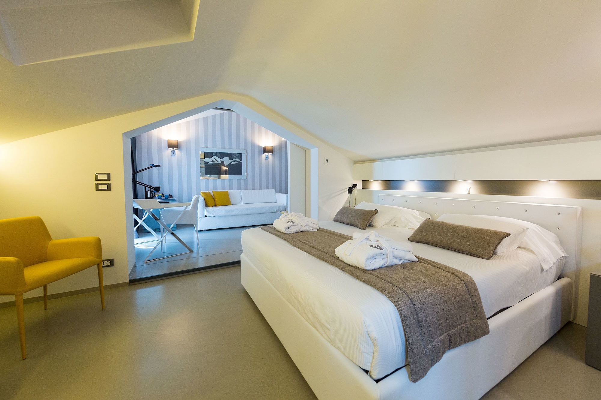 DELUXE, SUITE, PARTIAL SEA VIEW