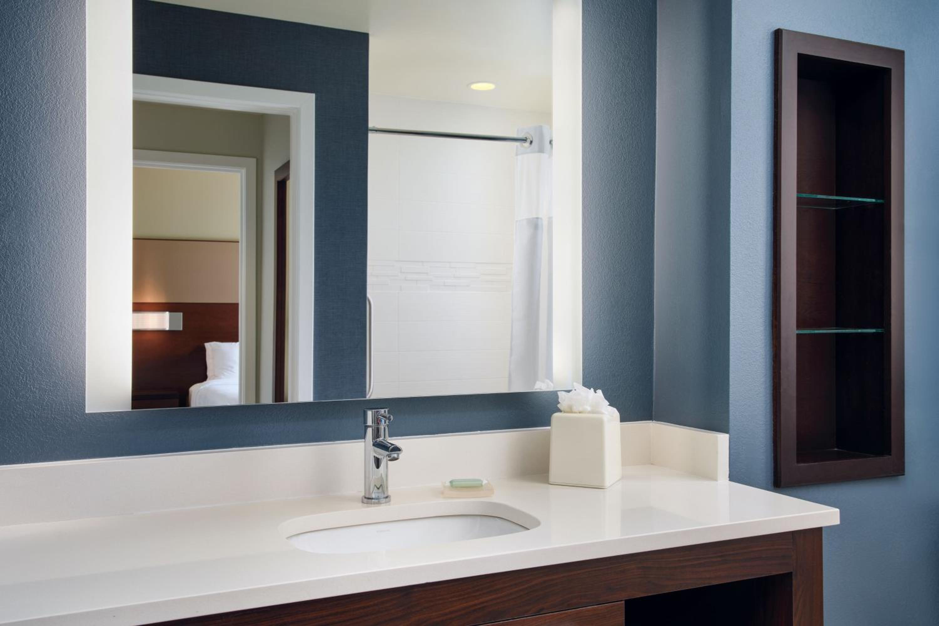 جناح بسرير كوين بغرفة نوم واحدة مع أريكة، Residence Inn Fort Myers at I-75 and Gulf Coast Town Center 4/5