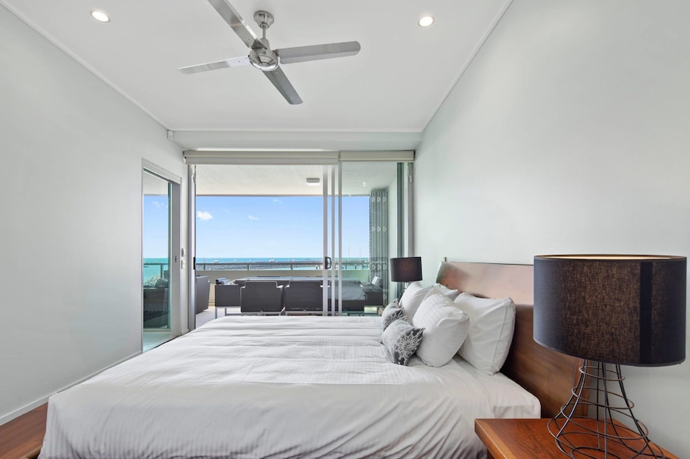 2 BEDROOMS, LOFT, PENTHOUSE, WATER FRONT, 2 BATHROOMS