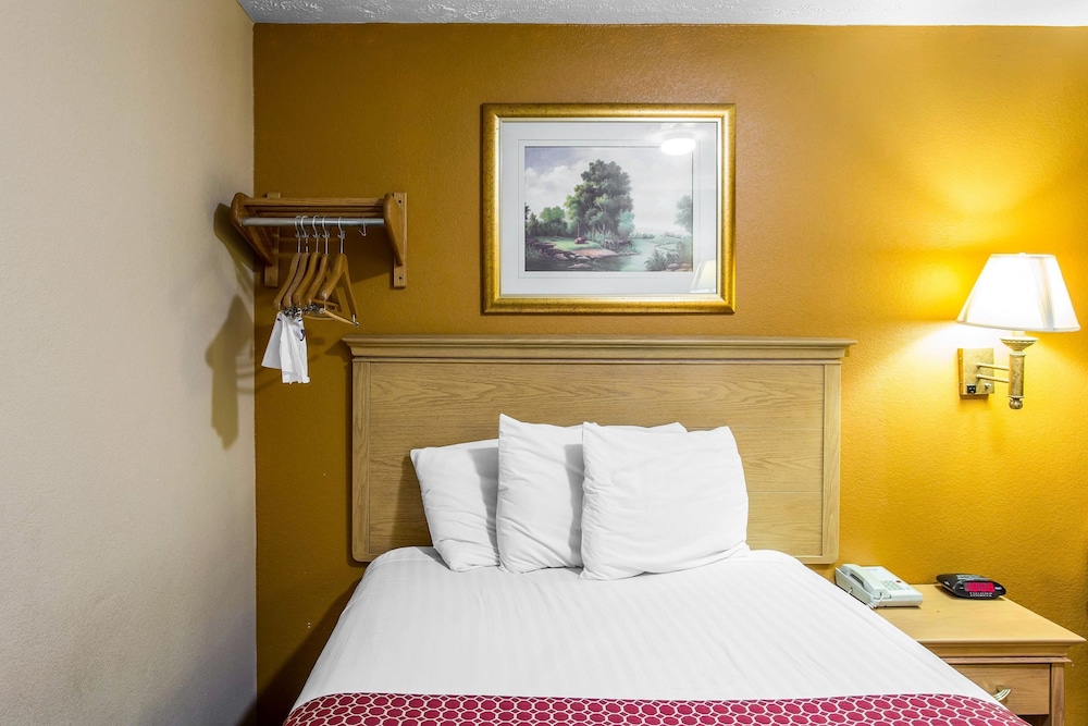 Rodeway Inn Goodlettsville South, TN 15/25