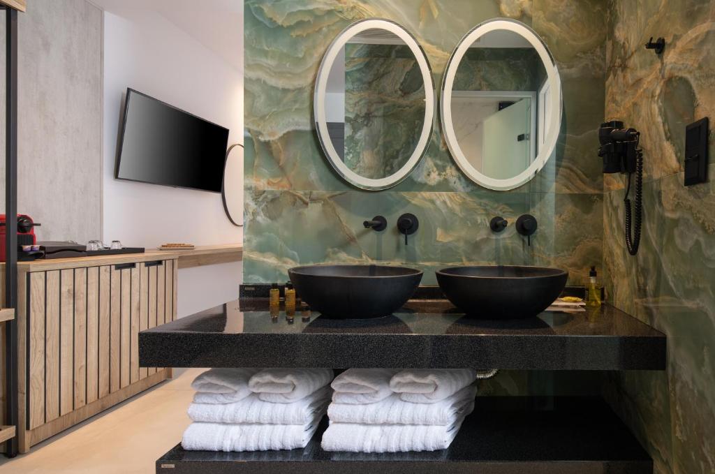 Lagomandra Beach Hotel and Suites 53/71