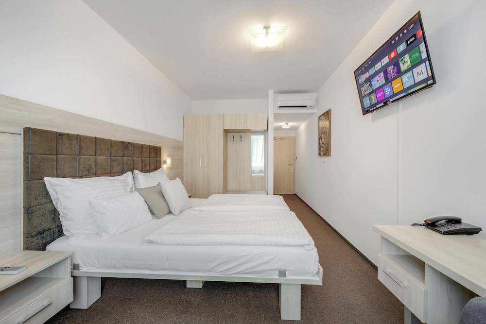 ROOM, DOUBLE OR TWIN BED