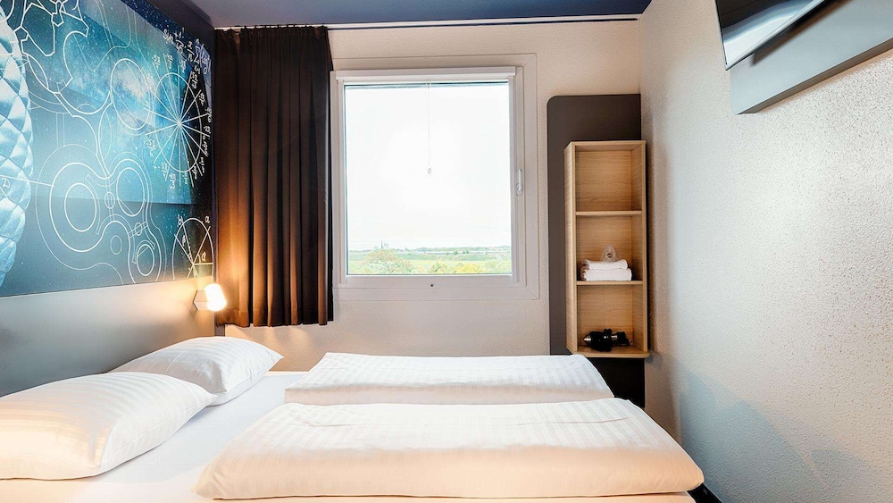 ROOM, DOUBLE BED