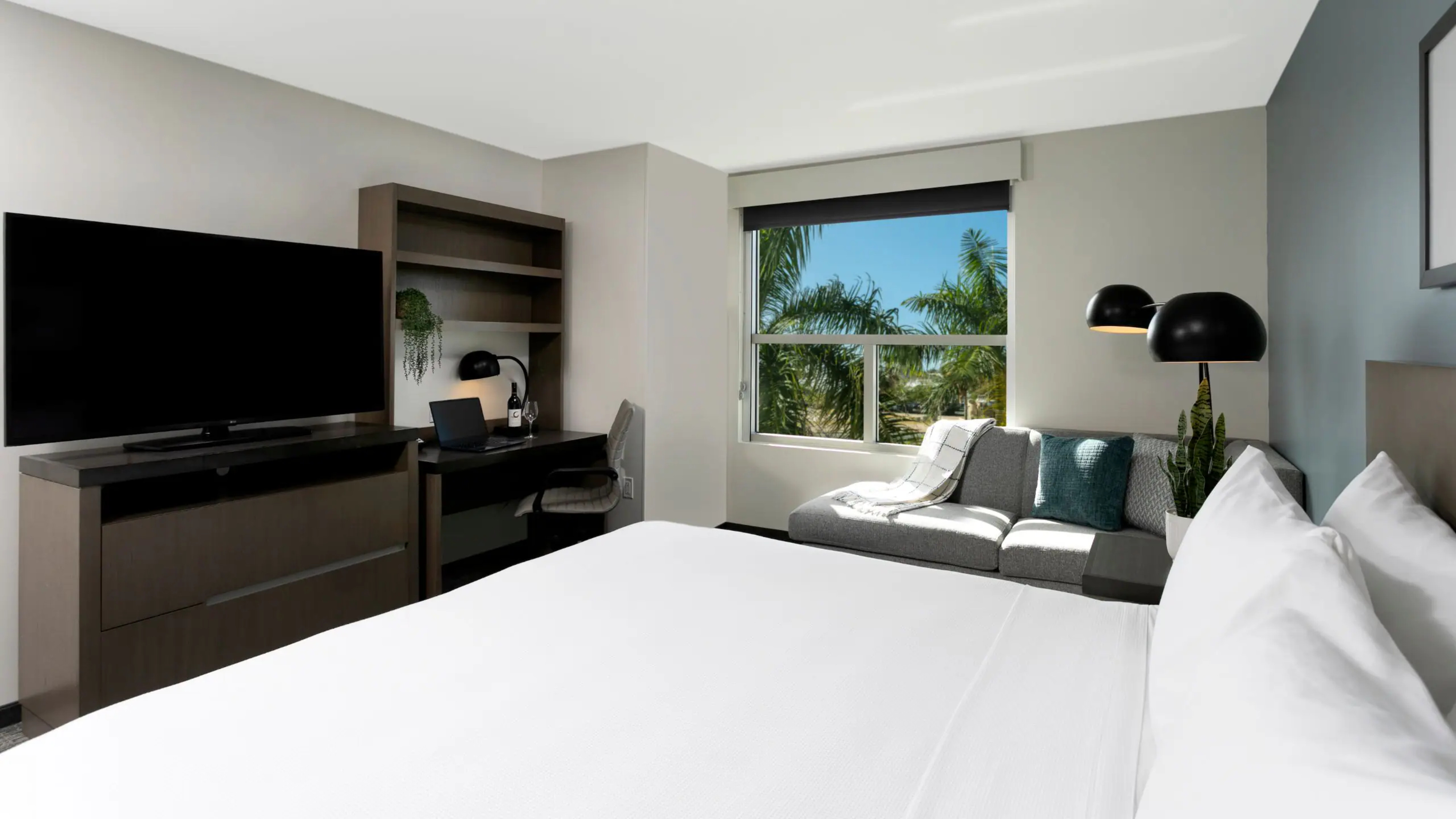 Guest Room, King Bed, Den