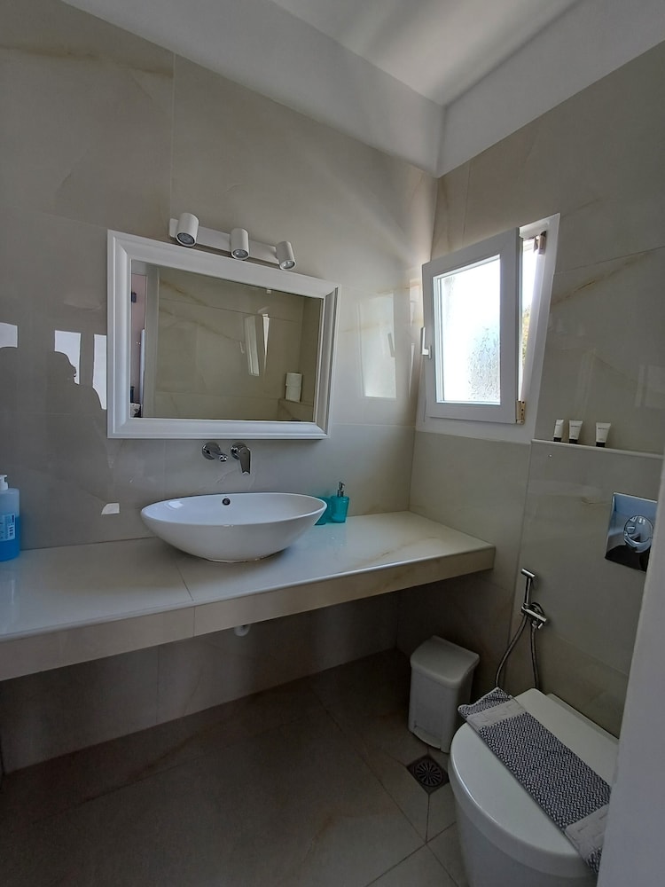Manos Rooms 43/50