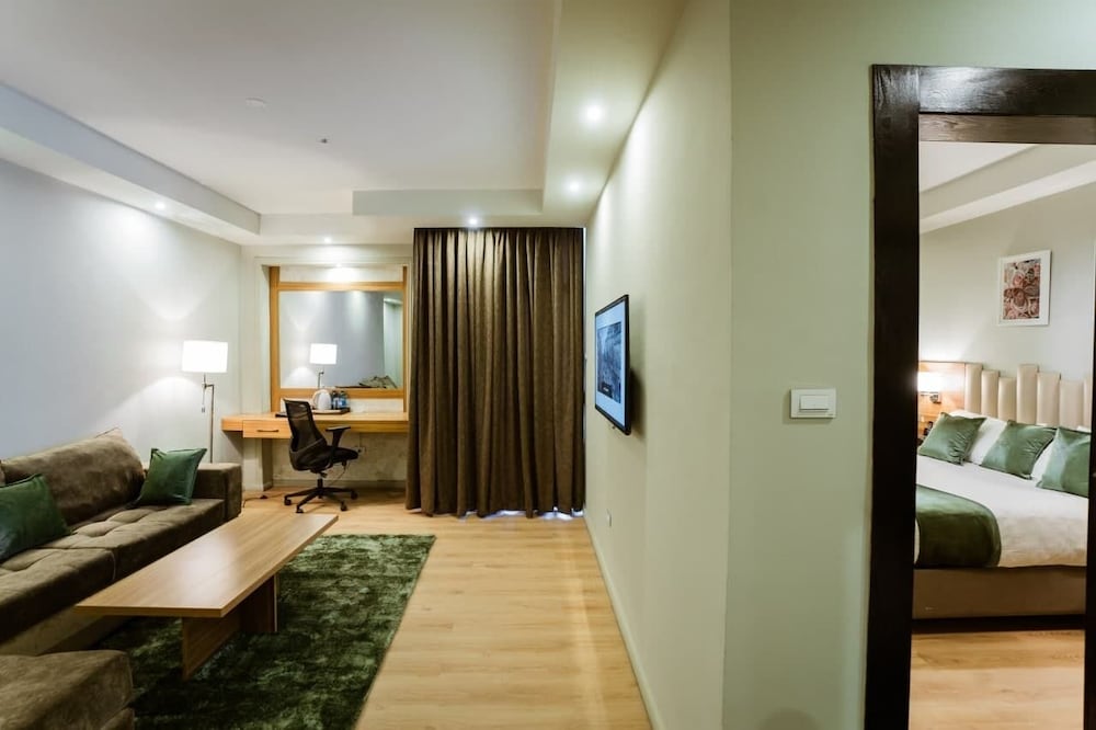 Monarch Hotel 17/45