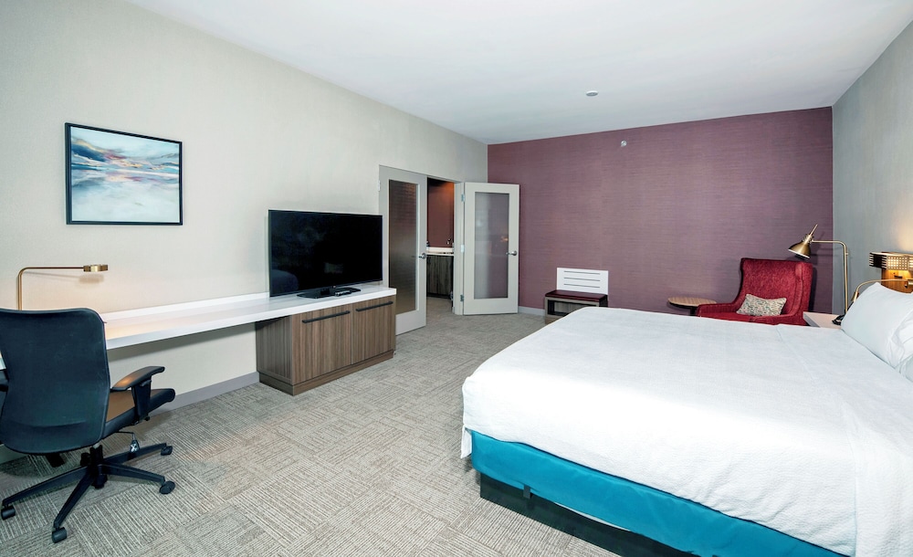 BOARDROOM, SUITE, KING BED