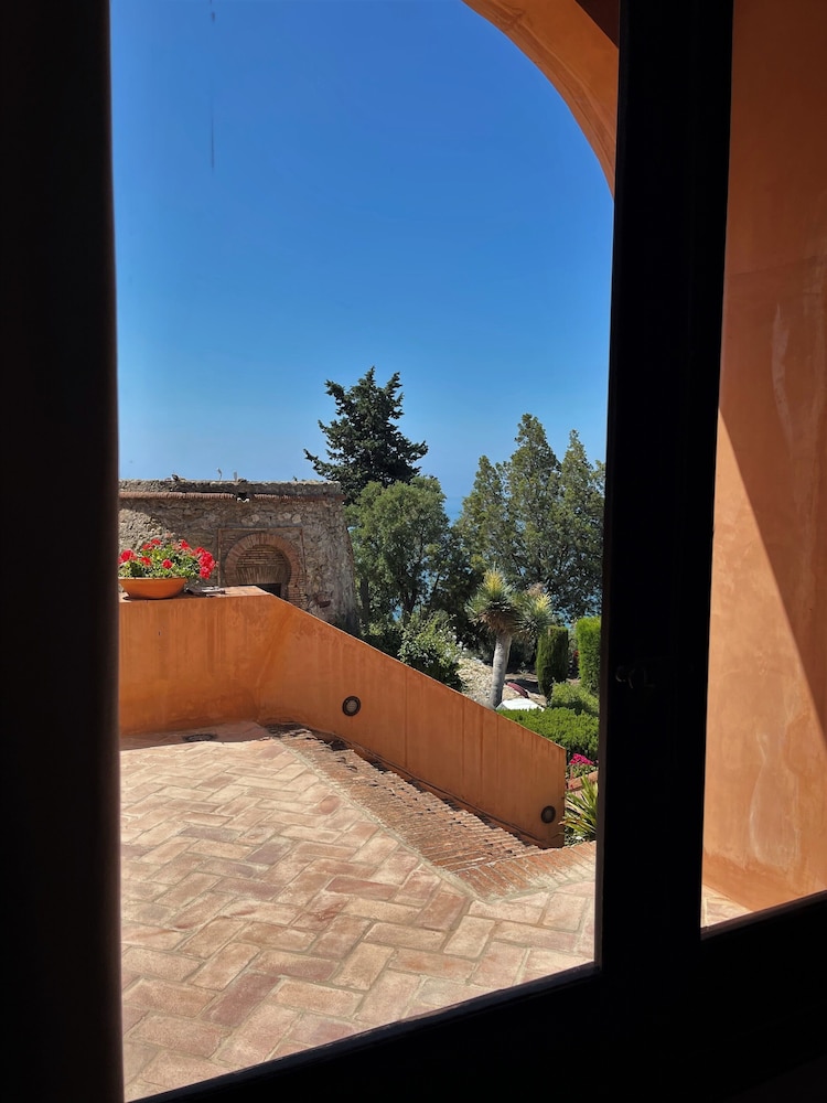 Hotel Castillo De Santa Catalina 30/50
