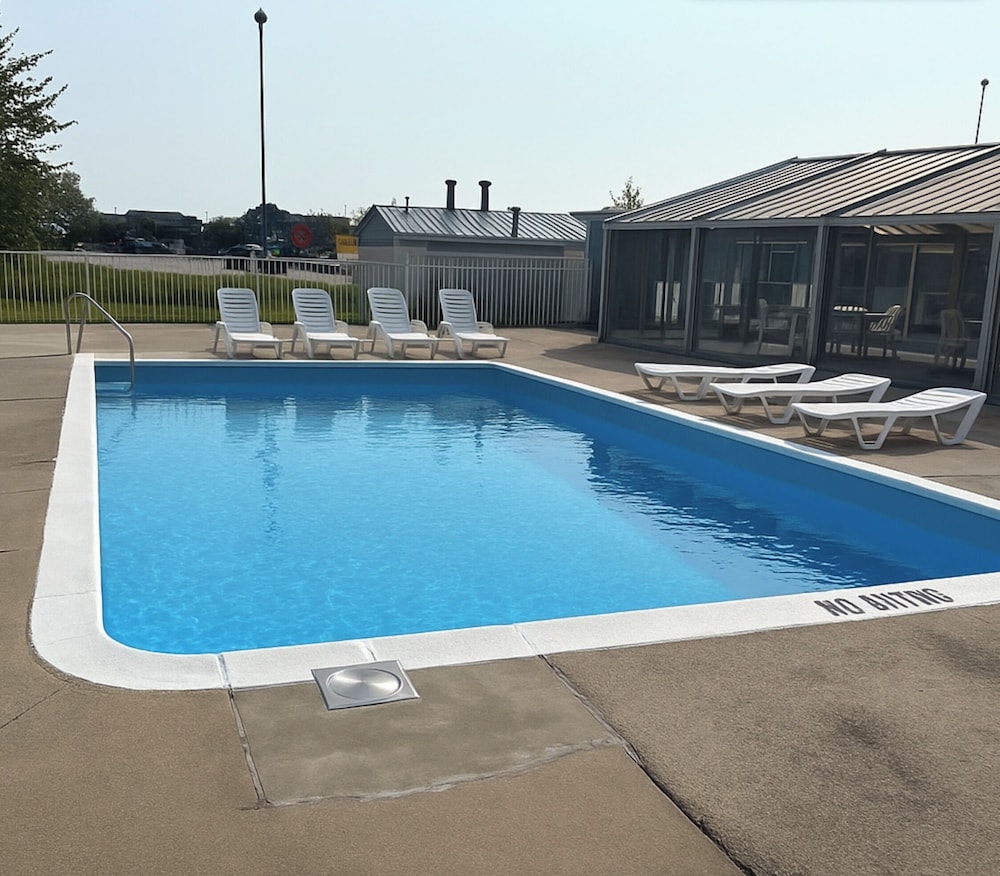 Great Lakes Inn 58/62
