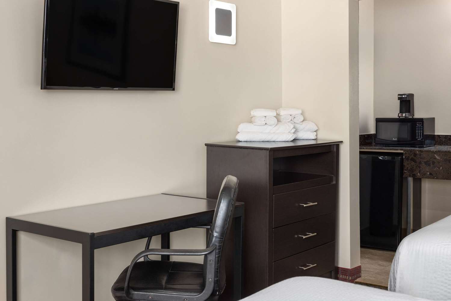 Travelodge by Wyndham Manhasset 21/28