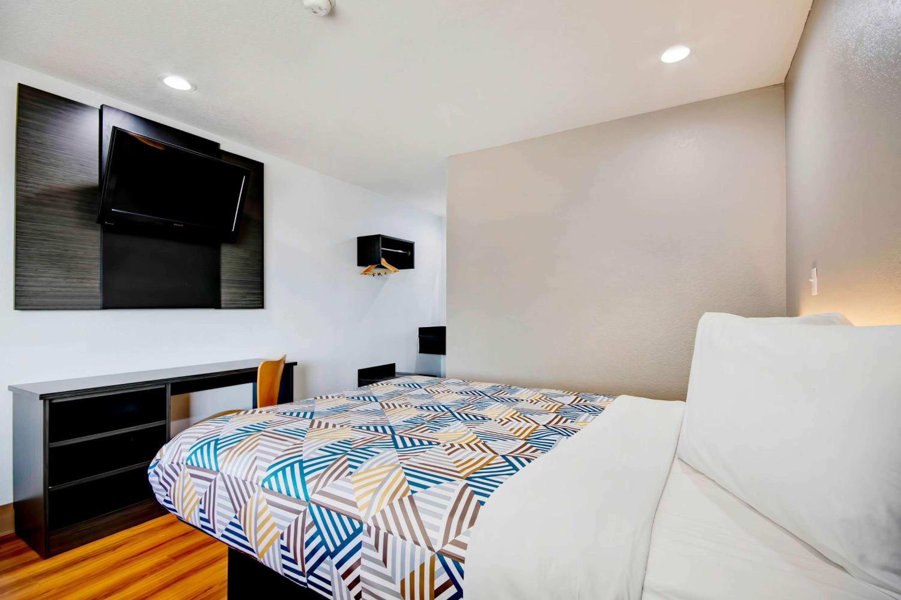 1 Full Bed - ADA/Tub 3/9