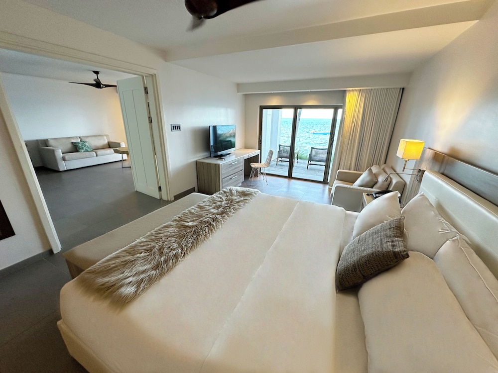 SUITE, KING BED, GARDEN VIEW