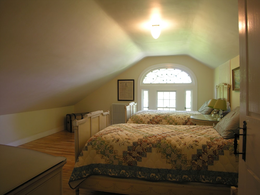 Delano Homestead Bed & Breakfast 24/64