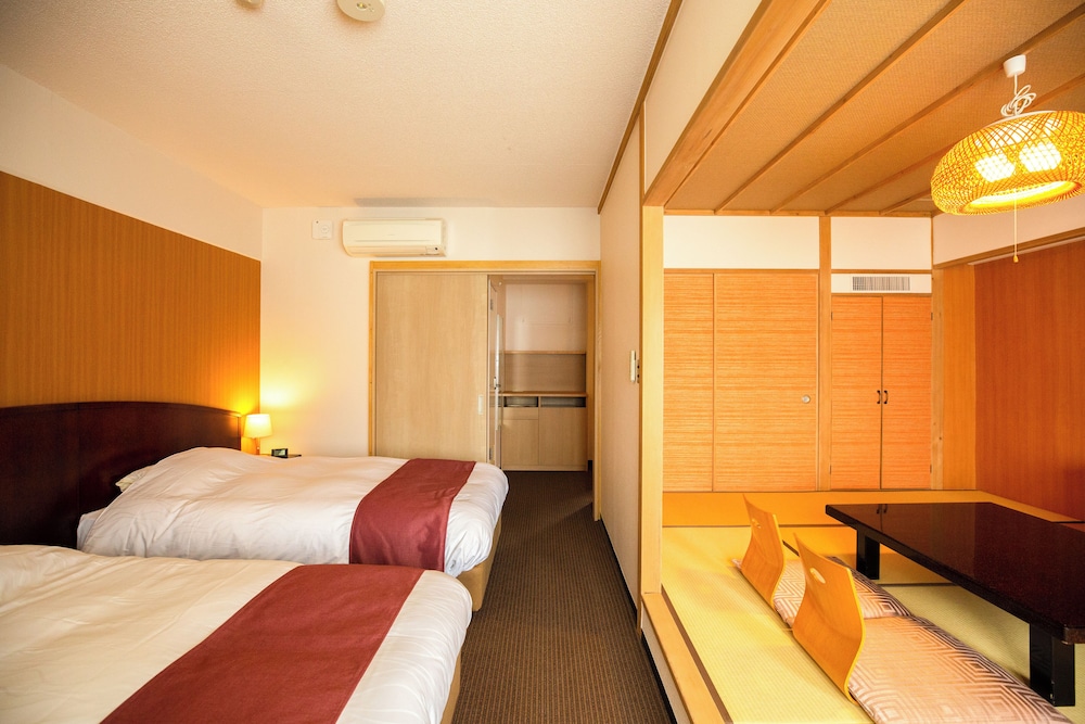 Japanese Western, Twin Beds, 4 Futon Beds, Lake View, West Wing 3/8