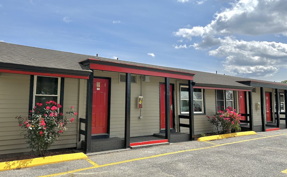 Whistling Pines Motel 6/31