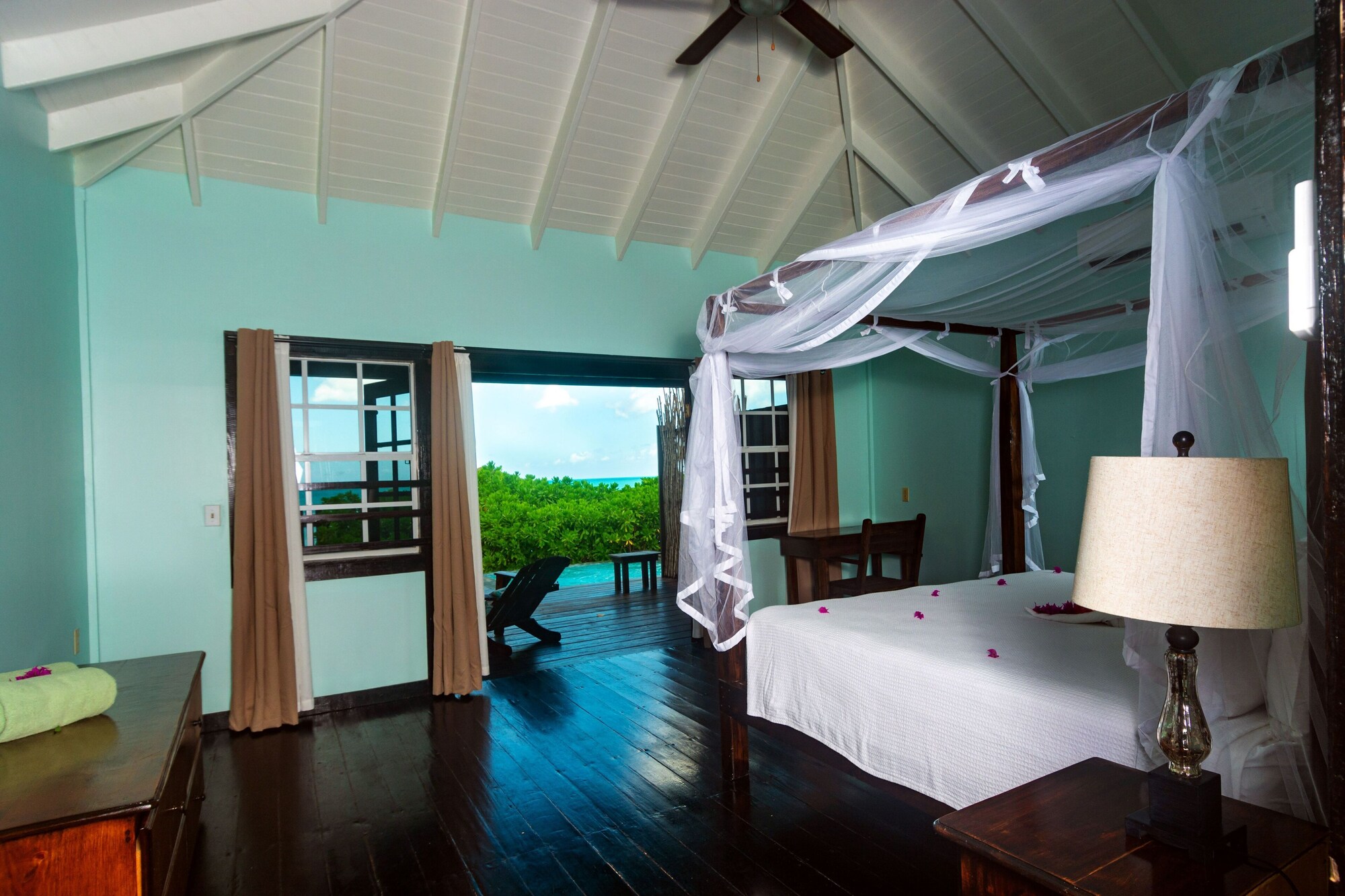 POOL COTTAGE, BEACH FRONT