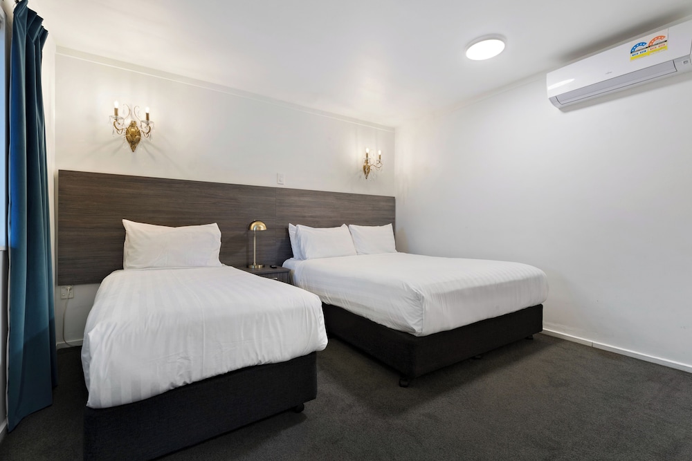 2 BEDROOMS